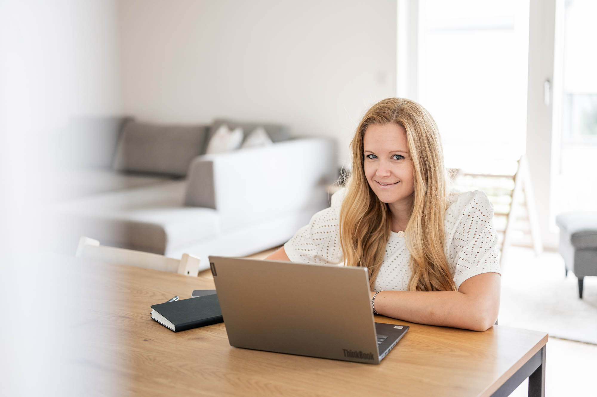 Als Ordnungscoach hilft Claudia Melbinger ihren Kundinnen im 1:1 Coaching beim Ordnungschaffen und -halten