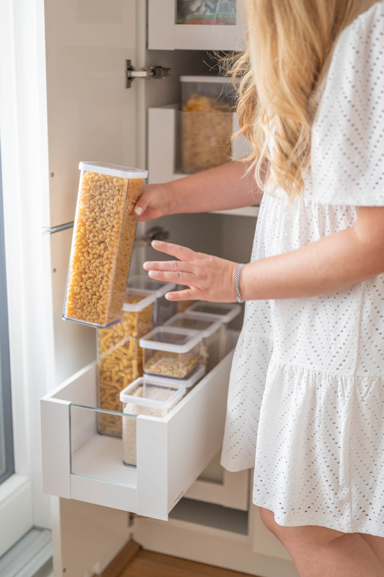 Ordnung in der Küche mithilfe von durchsichtigen Behältern spart Zeit und Nerven