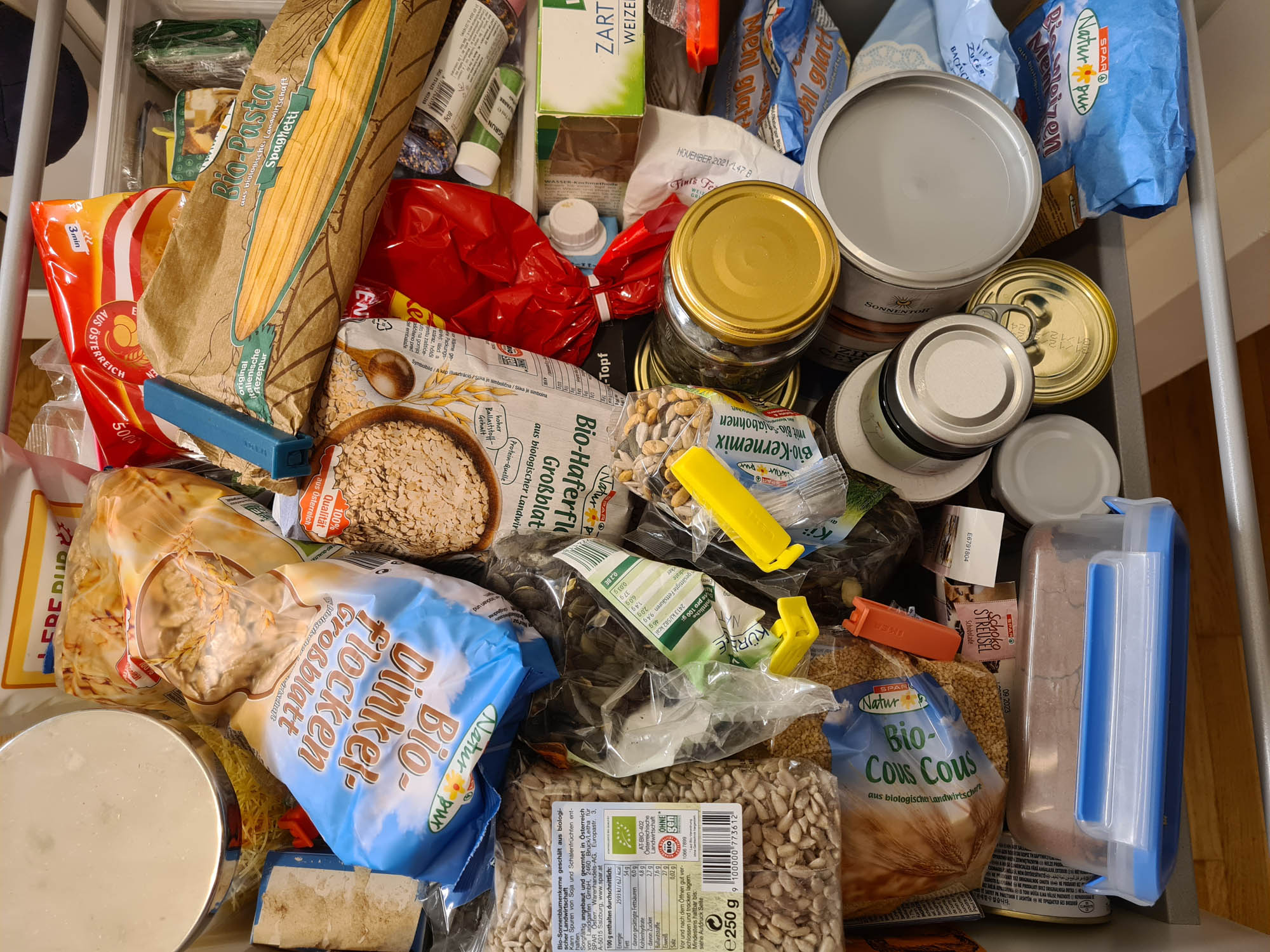 Vor dem Ordnungscoaching: Eine völlig chaotische Küchenschublade, in der man kaum etwas findet.